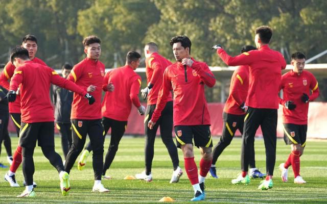 所以可以说陈凯歌是运用霸王别姬的舞台来反映中国近代、当代史的演变，也就是以出戏与入戏的方式来展现这种更加微妙的舞台上、舞台下的文化与社会事件。